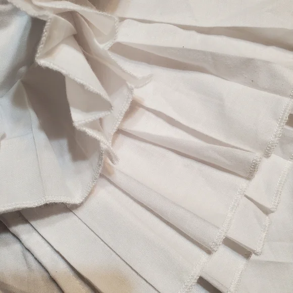 Ladies plus size white sleeveless top with accordion collar - Picture 4 of 5